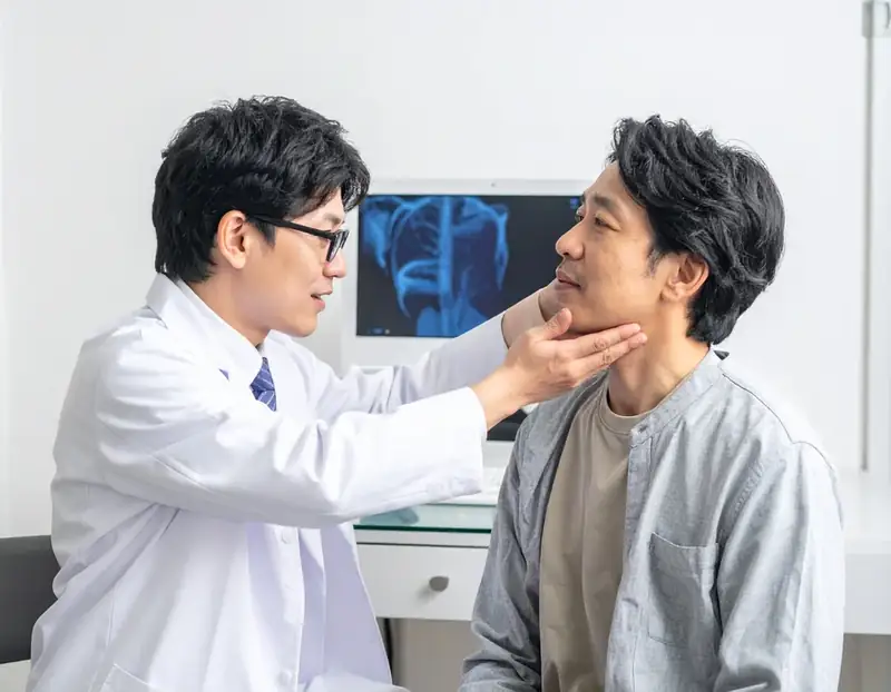 이비인후과에서 목 부위를 진찰받는 모습